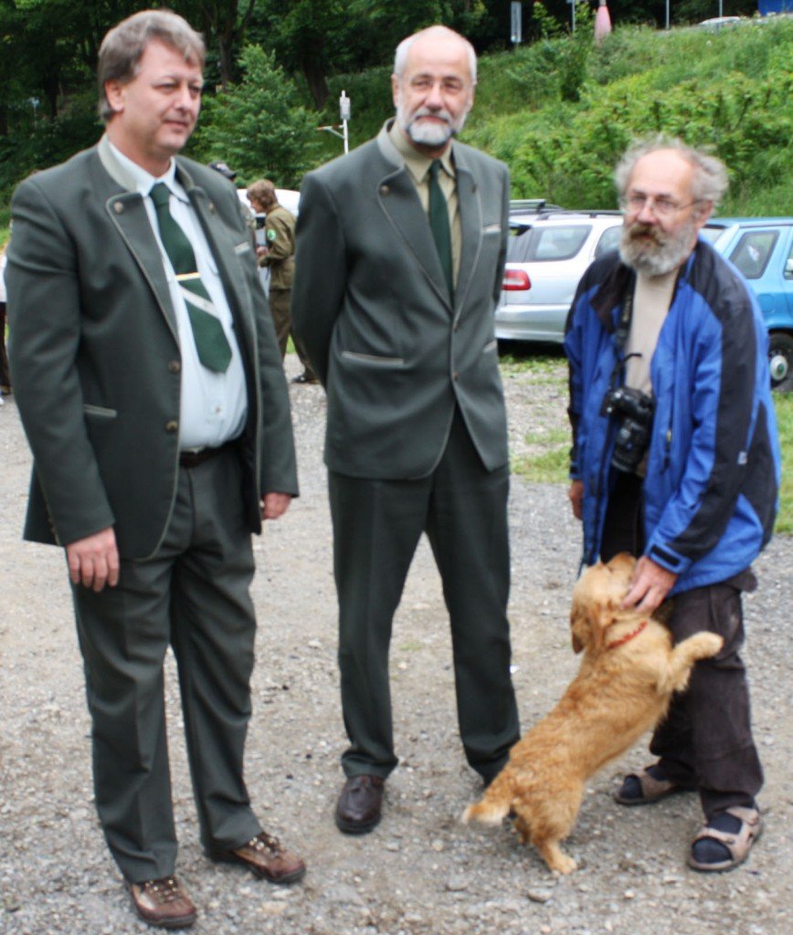 Lesní správce Ing. Stanislav Znamenáček, krajský ředitel Ing. Jiří Makovec a pan Karel Drábek s Emou Lesní správce Ing. Stanislav Znamenáček, krajský ředitel Ing. Jiří Makovec a pan Karel Drábek s Emou